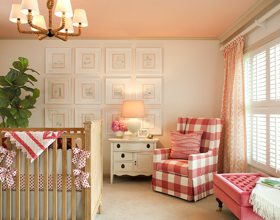 Домашний интерьер с цветным потолком